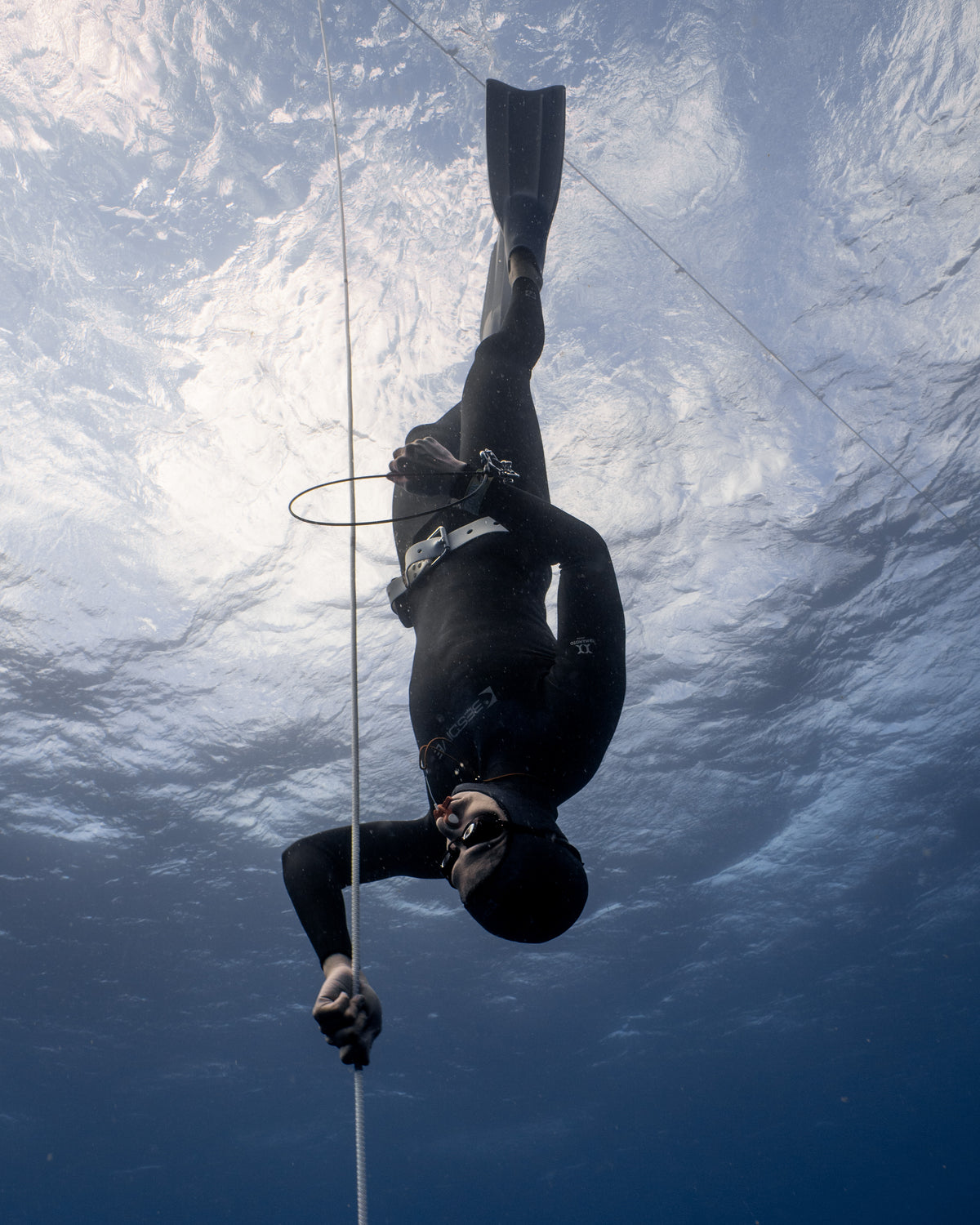 Self-Equalizing Hands-Free Freediving